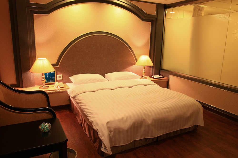 First Plaza Hotel Taichung Exterior photo