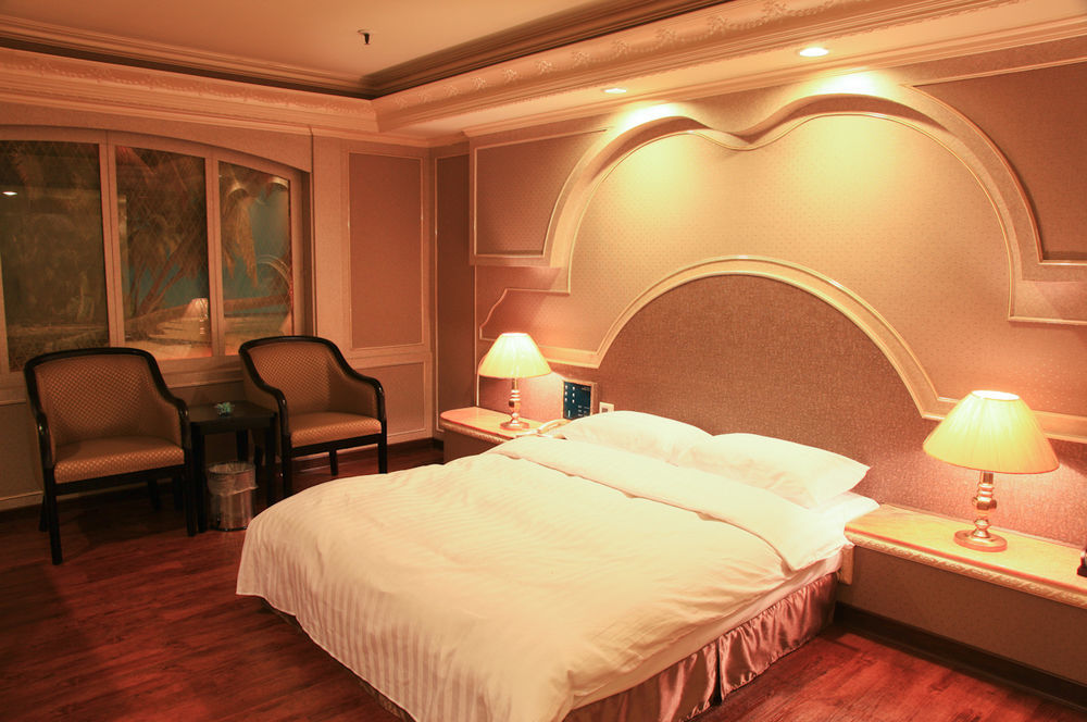 First Plaza Hotel Taichung Exterior photo