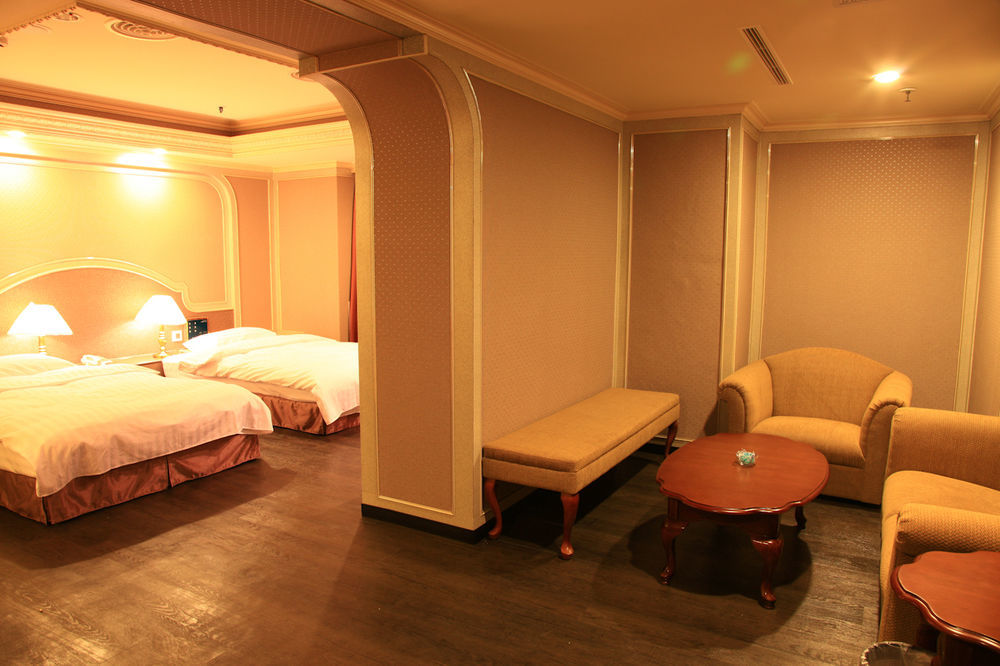 First Plaza Hotel Taichung Exterior photo