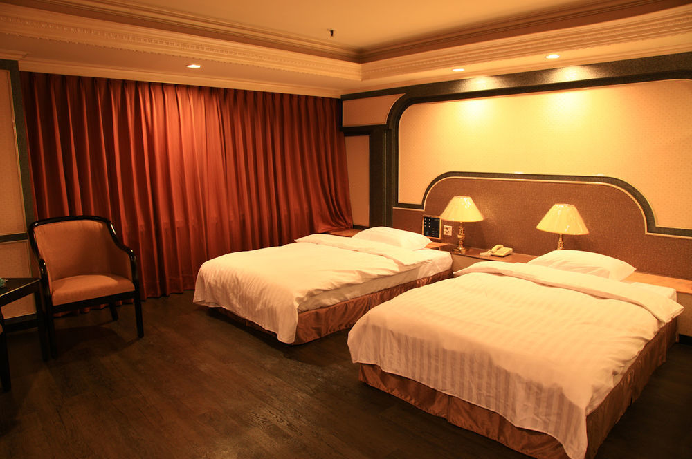 First Plaza Hotel Taichung Exterior photo