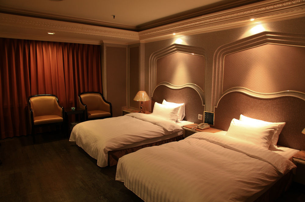 First Plaza Hotel Taichung Exterior photo