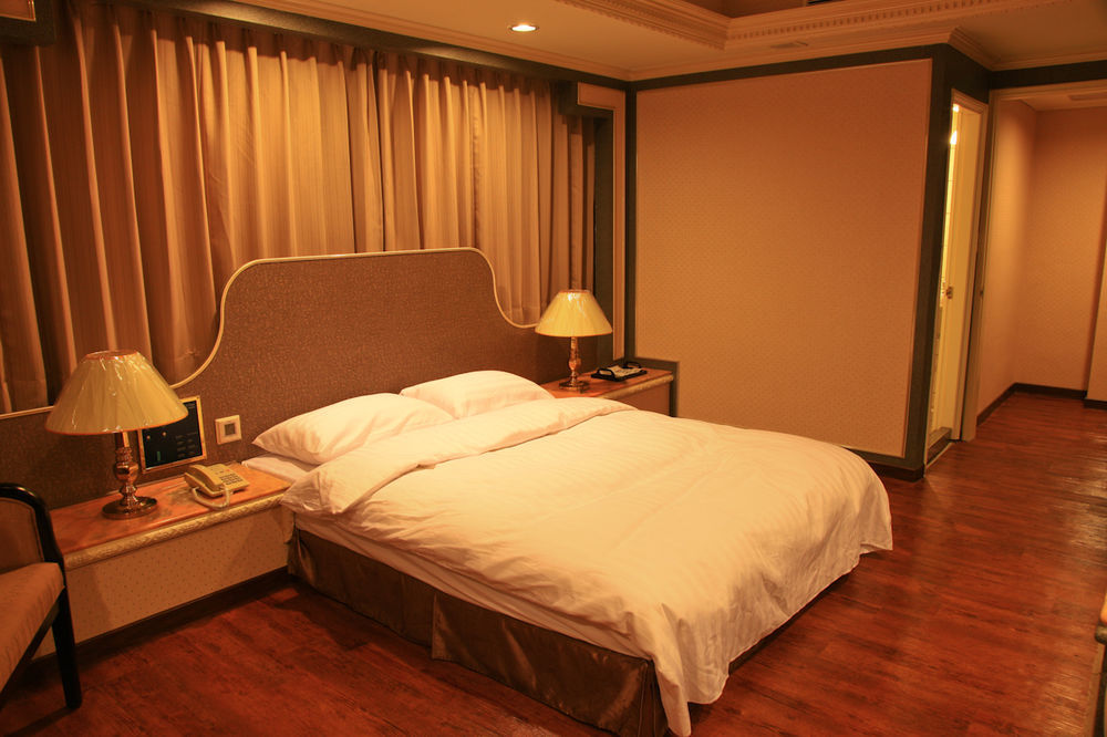 First Plaza Hotel Taichung Exterior photo