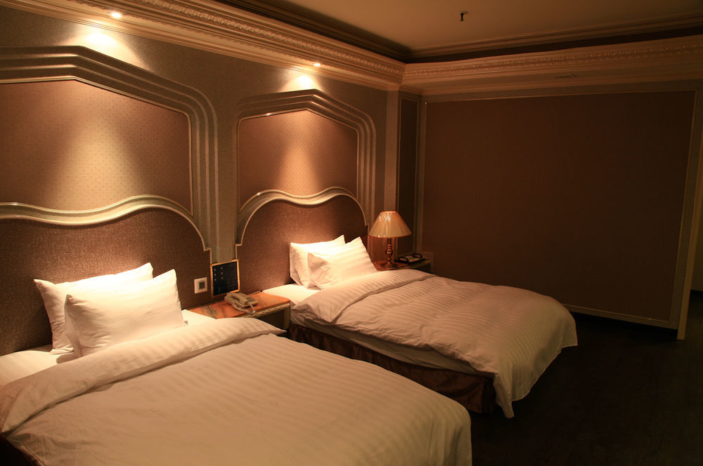 First Plaza Hotel Taichung Exterior photo