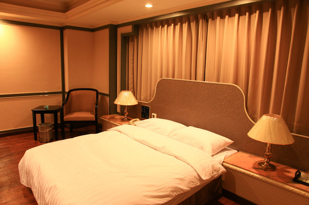 First Plaza Hotel Taichung Exterior photo