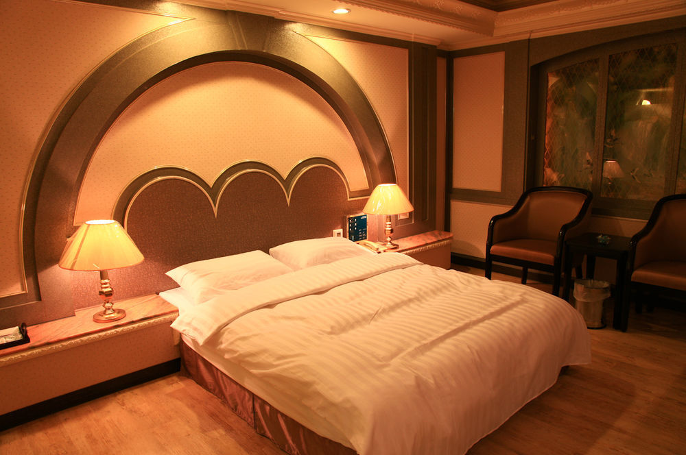 First Plaza Hotel Taichung Exterior photo
