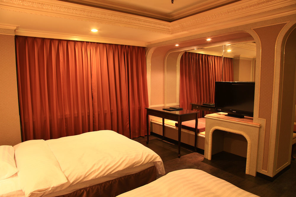 First Plaza Hotel Taichung Exterior photo