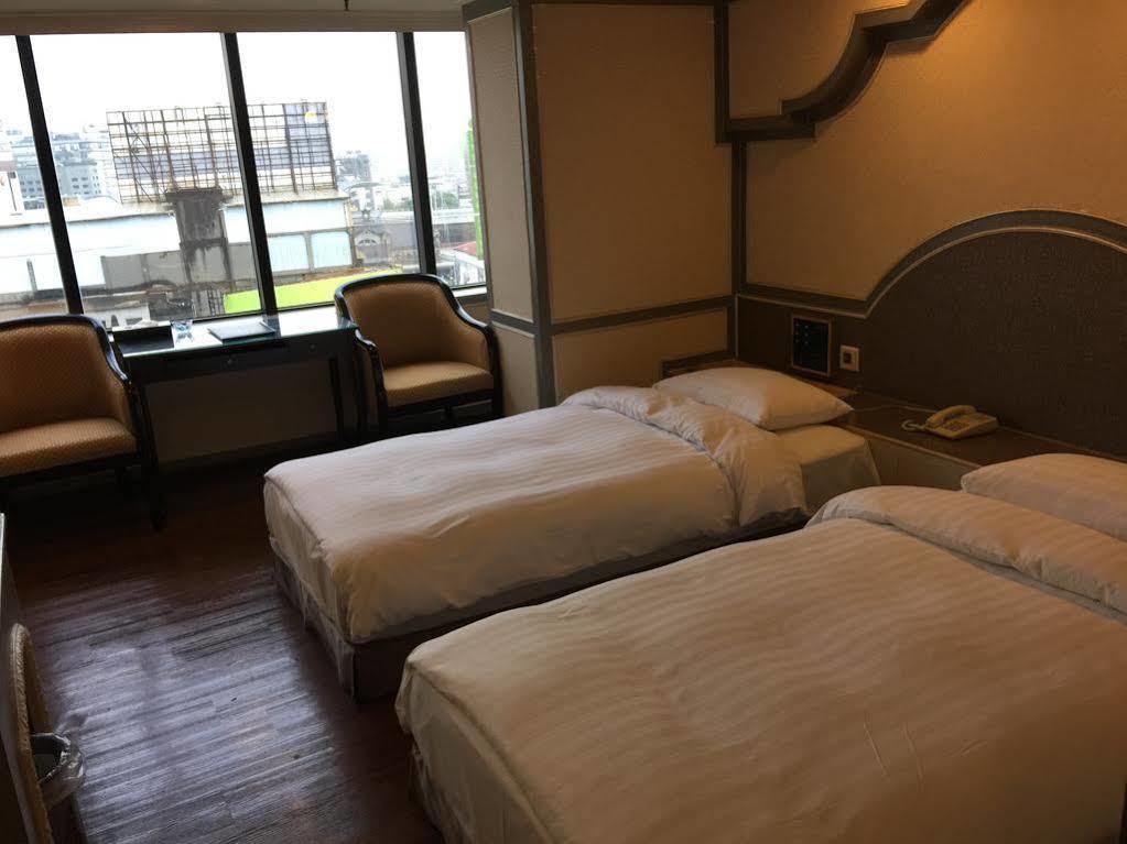 First Plaza Hotel Taichung Exterior photo