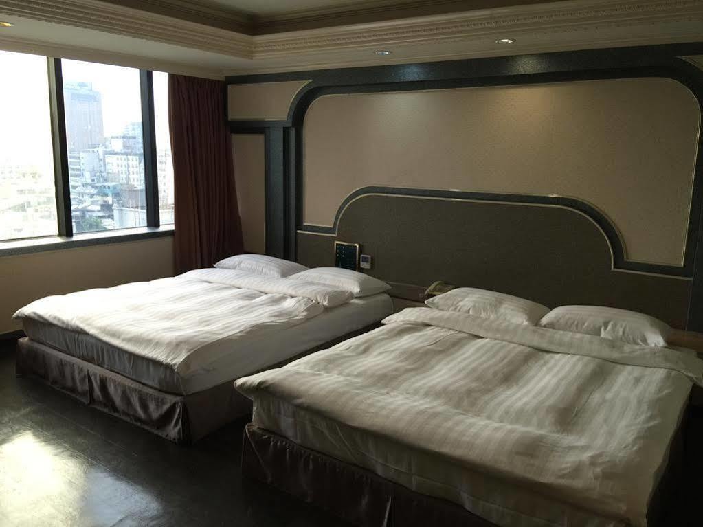 First Plaza Hotel Taichung Exterior photo