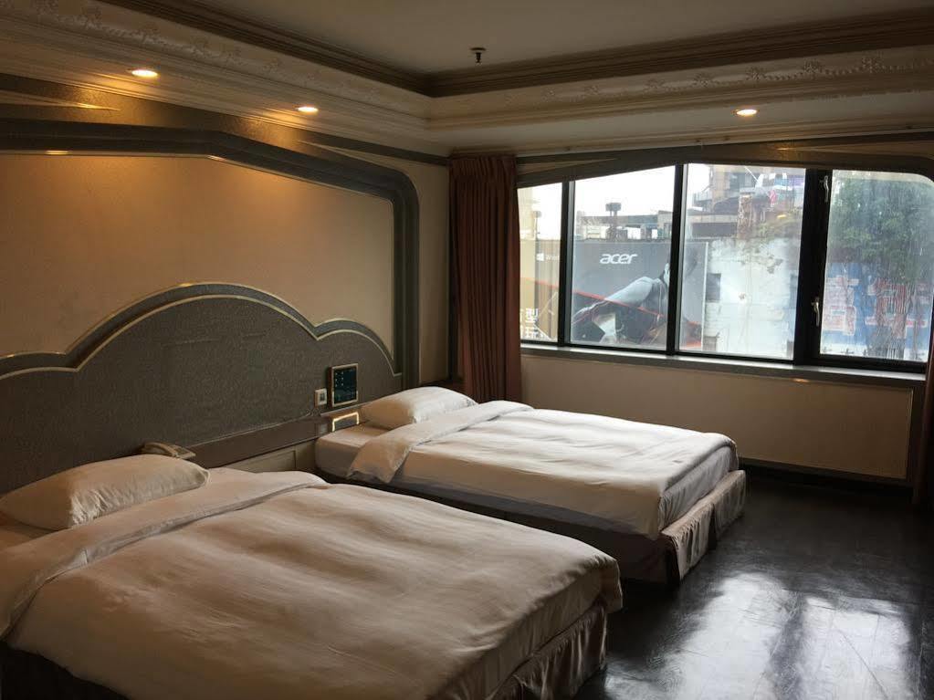 First Plaza Hotel Taichung Exterior photo