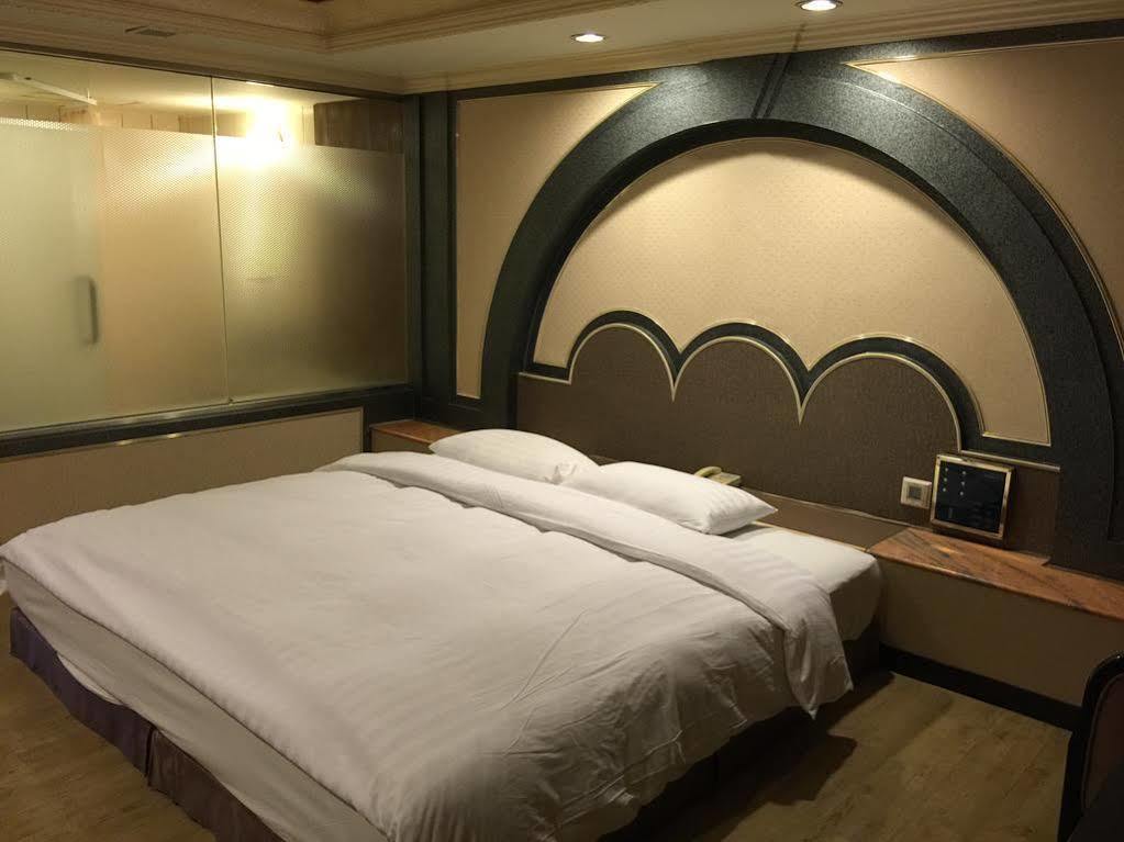 First Plaza Hotel Taichung Exterior photo