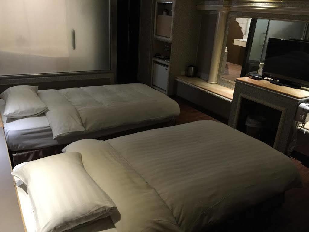First Plaza Hotel Taichung Exterior photo