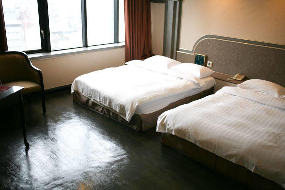 First Plaza Hotel Taichung Exterior photo