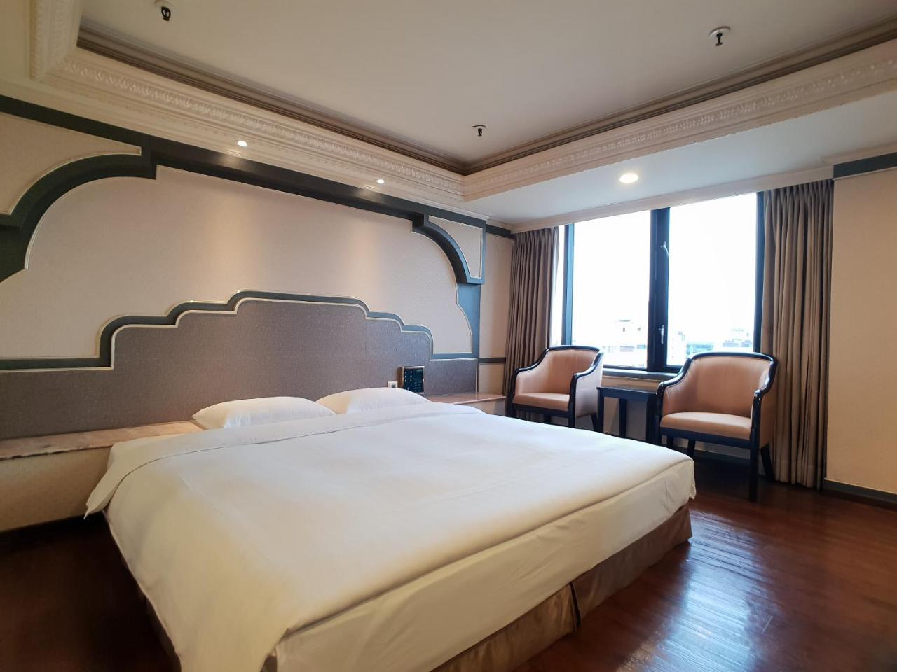 First Plaza Hotel Taichung Exterior photo