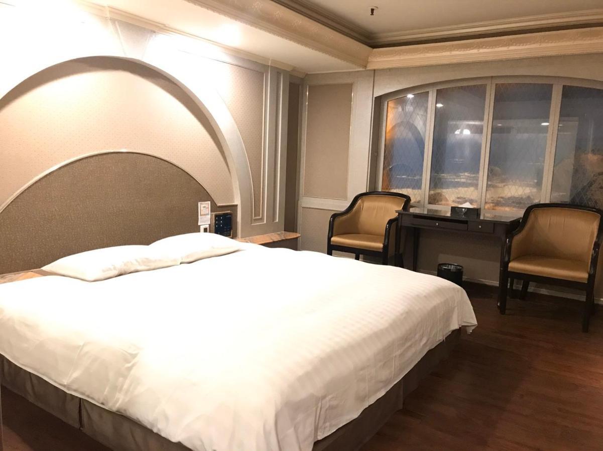 First Plaza Hotel Taichung Exterior photo